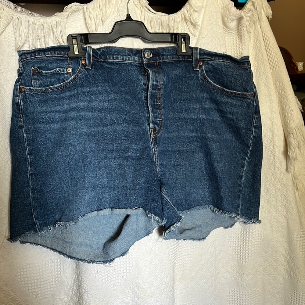 😄Plus Size Levi’s Shorts raw edge